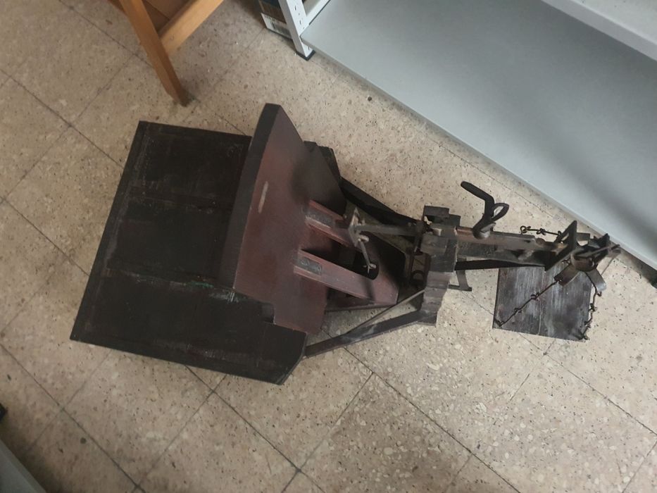 Balança décimal antiga em madeira