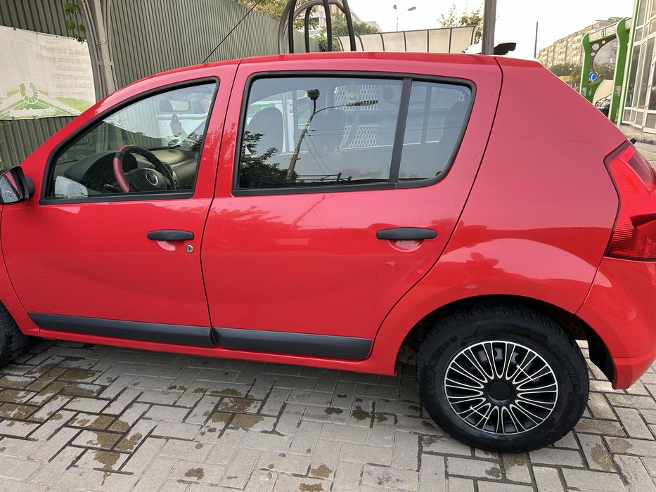 Продам автомобіль Дачія Сандеро