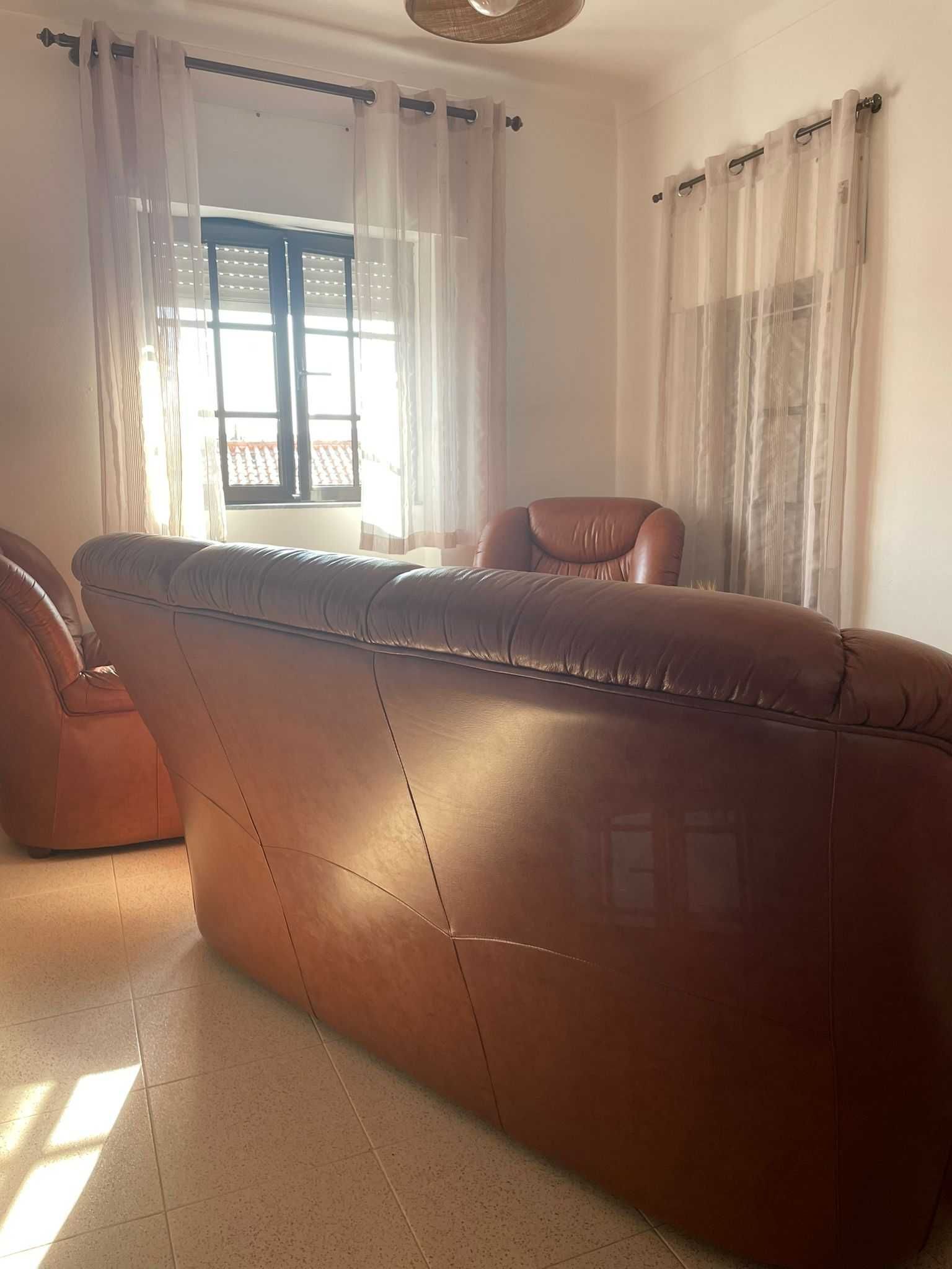 Sofá 3 lugares de couro castanho e duas Poltronas