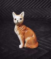 Ceramiczna figurka przedstawiająca kota. H-9cm.