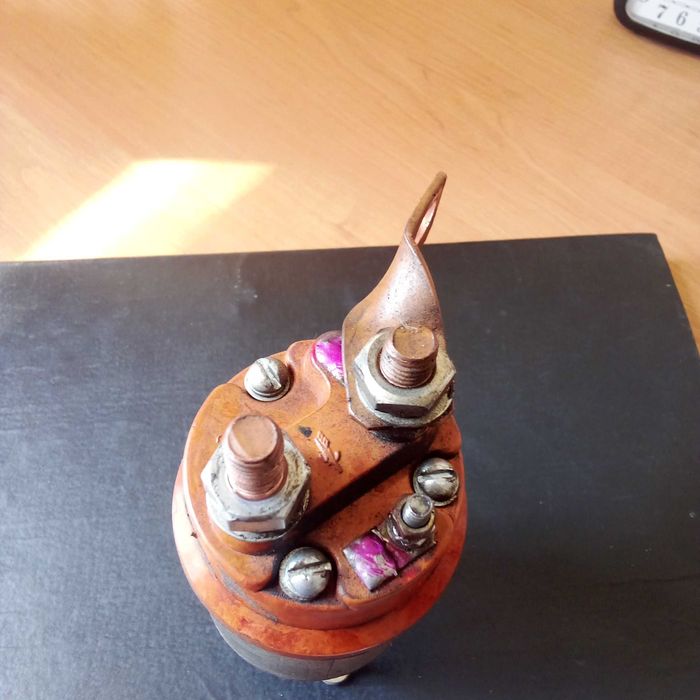 Втягивающее реле стартера.