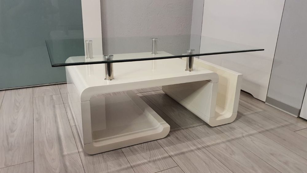 Designerski stolik ze szklanym blatem