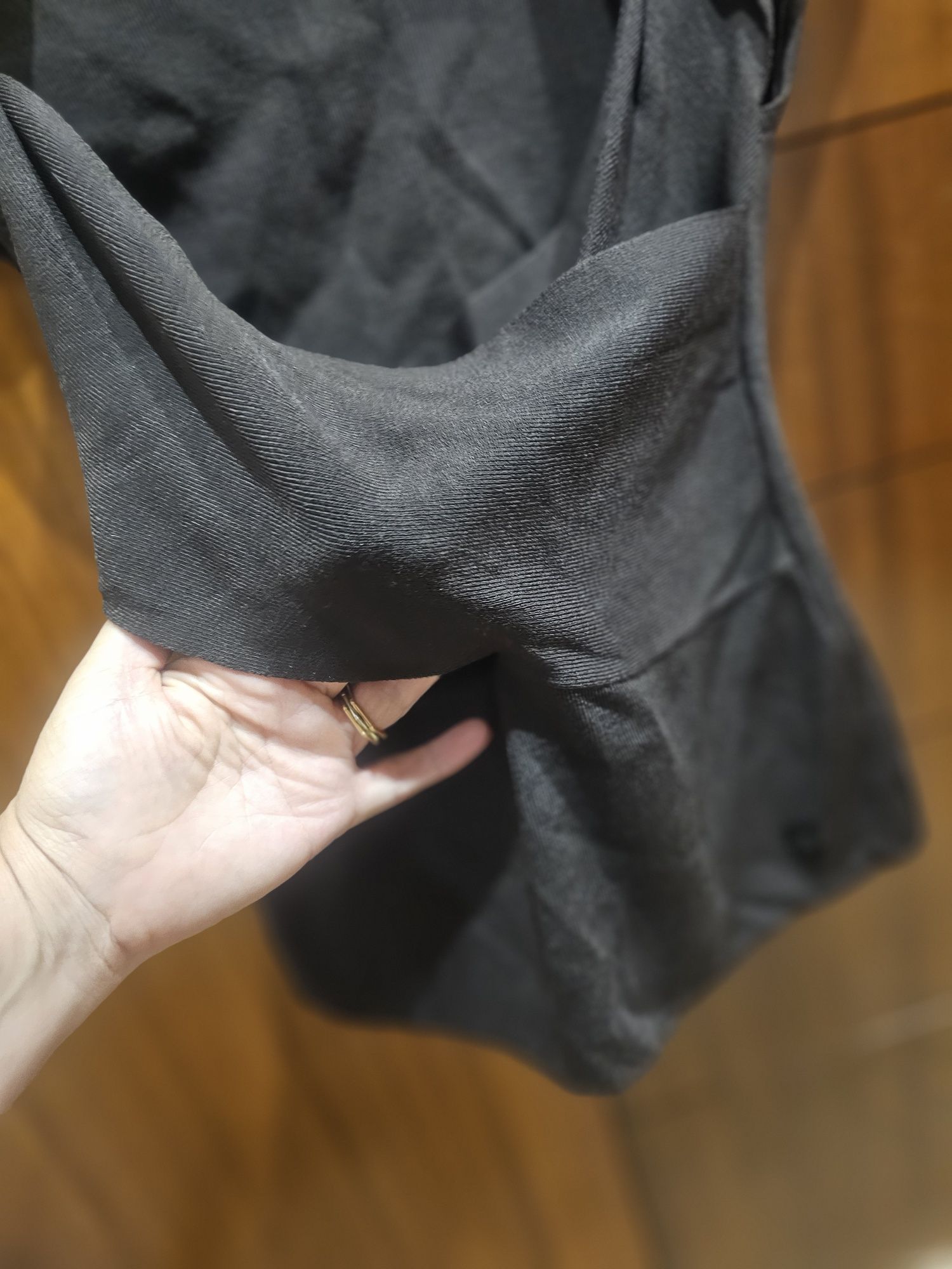 Camisola sem mangas decote bico