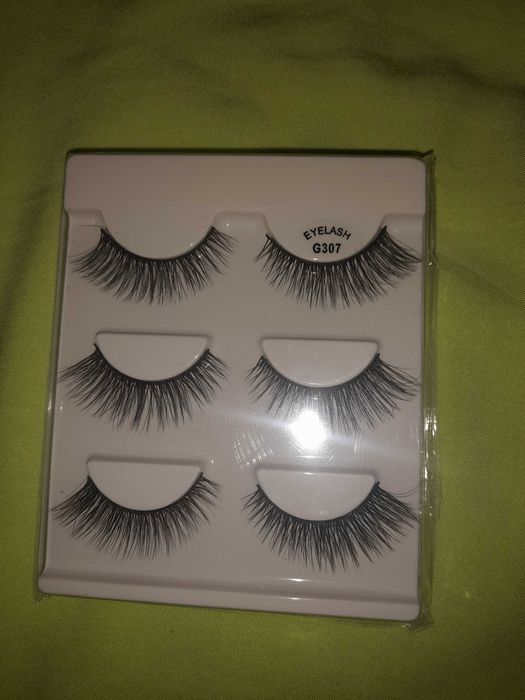 Накладні вії для виразного погляду .