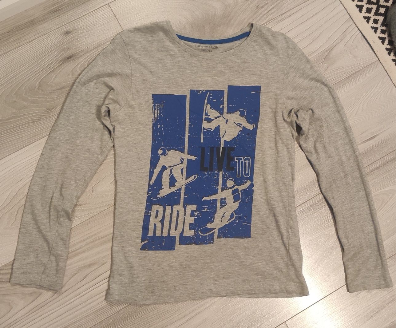 Bluza chłopięca z długim rękawem r. 146/152 super stan