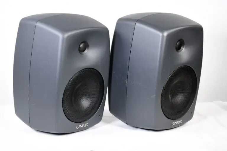 Colunas Genelec 8040A com suporte a 1,7m