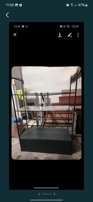 Regał ze szklanymi półkami