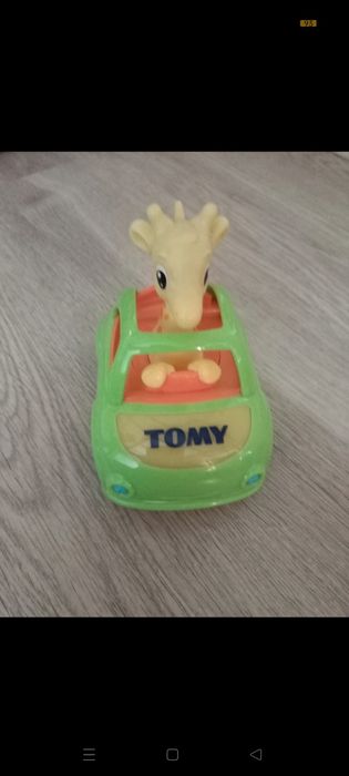 Tomy auto Żyrafa jeżdżąca, świecąca