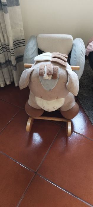 Cavalo de baloiço bebe