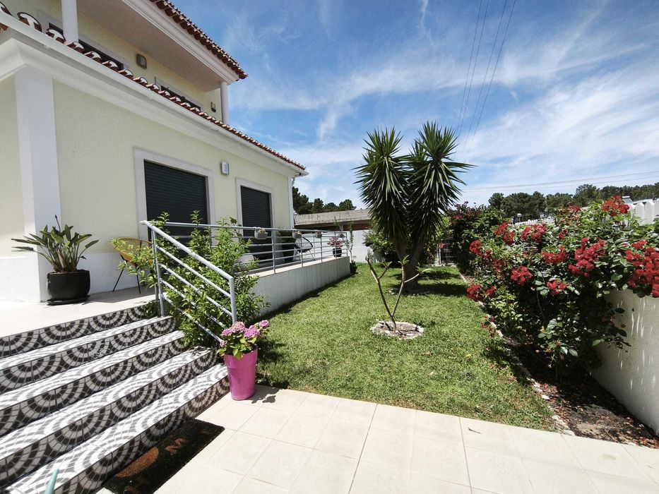 Moradia T3+2 com Sótão, Cave, Piscina de Água Salgada – Azeitão