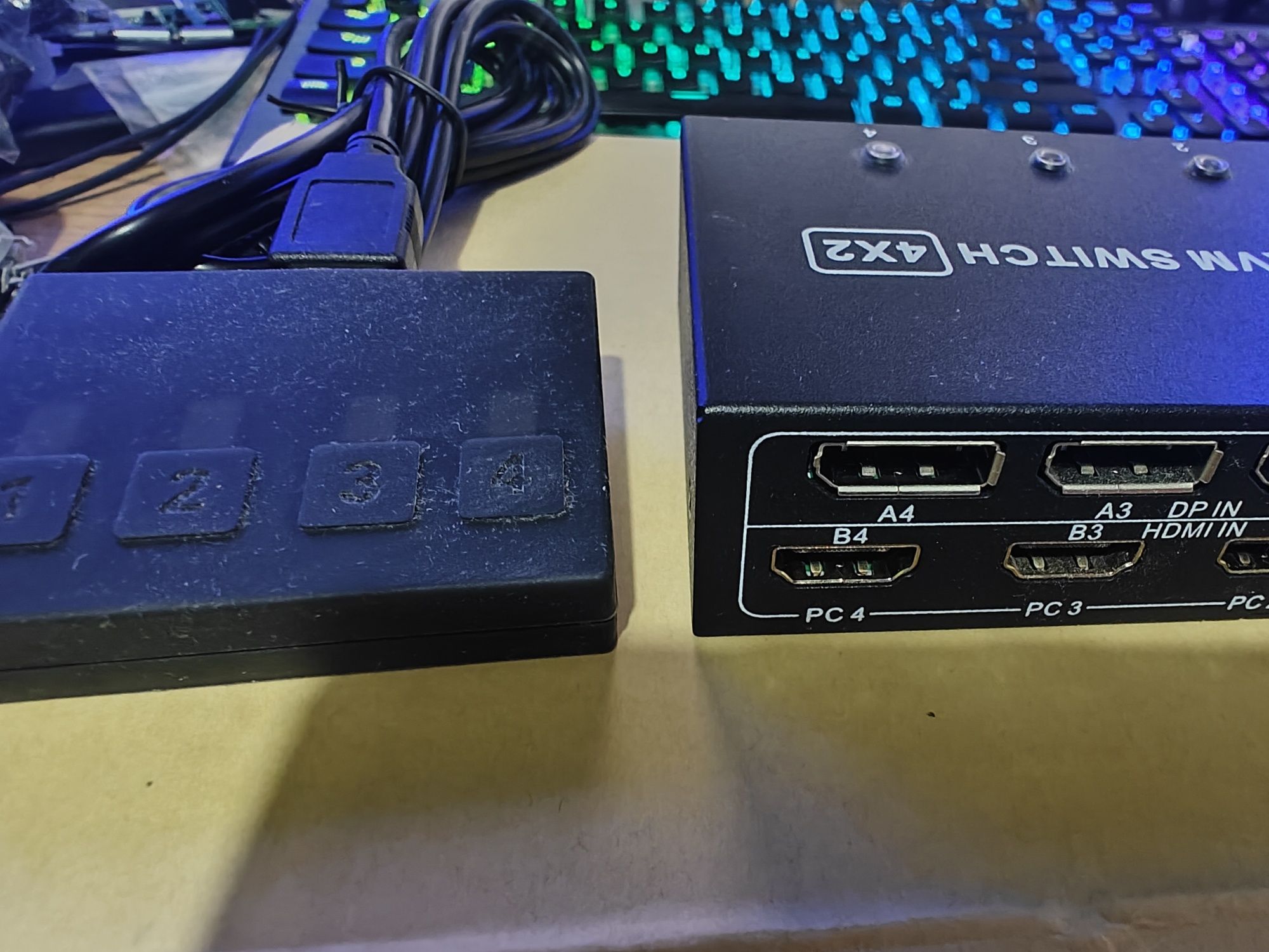 KVM do HDMI 4x2 jak nowy z zasilaczem i pilotem do zmieniania