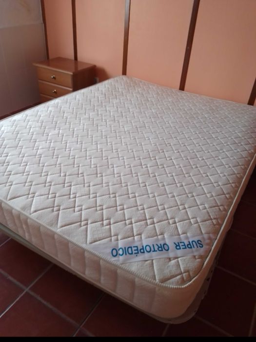 4 estruturas (e respectivos estrados) + 4 colchões de casal