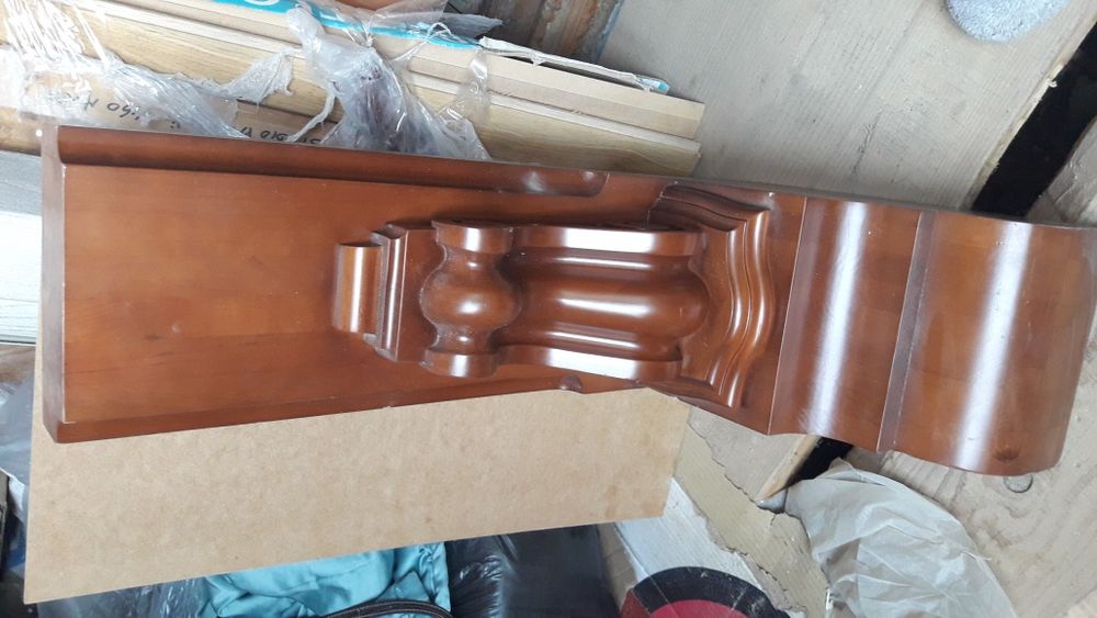 Колони деревяні із золотистими елементами