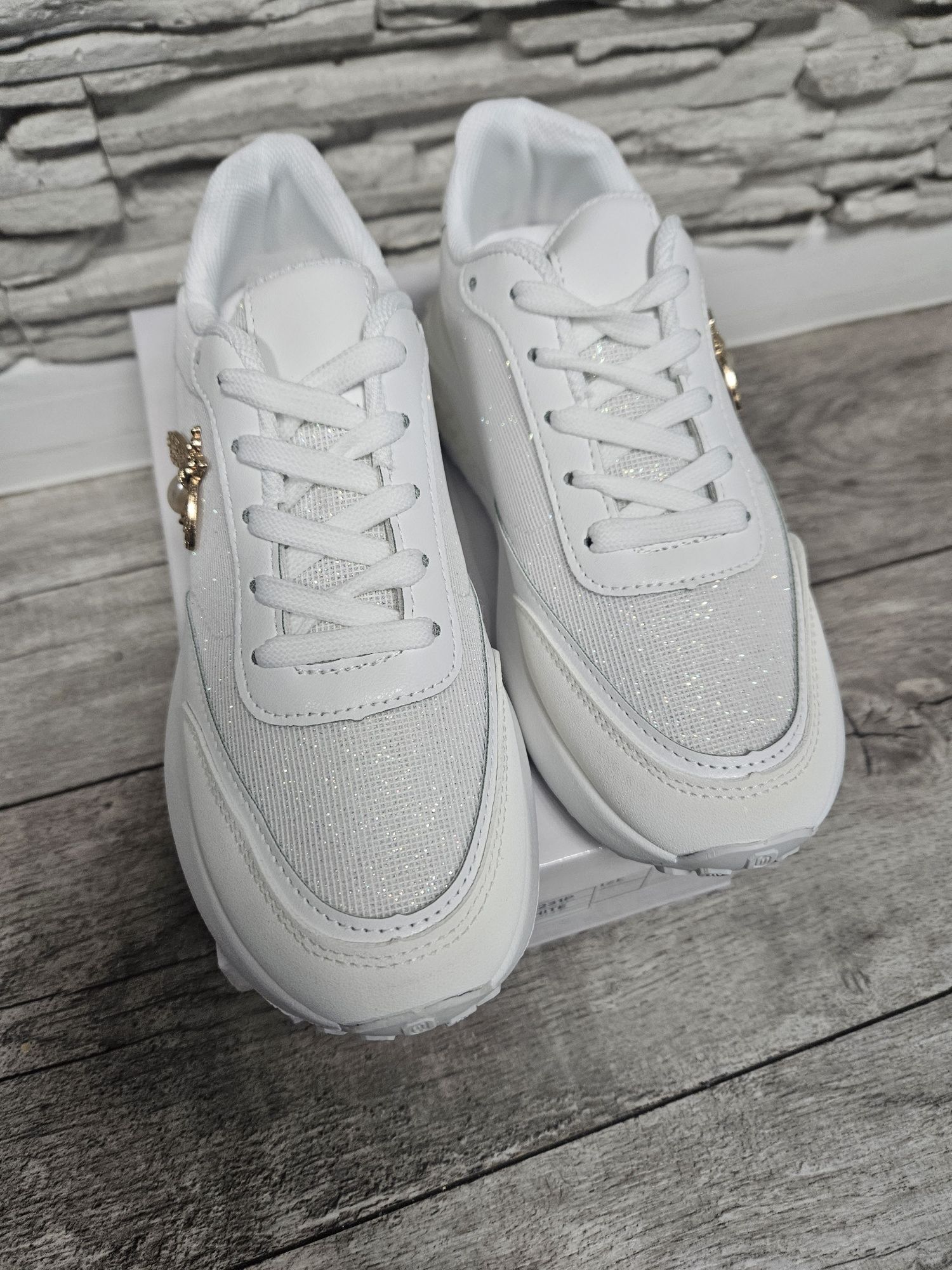 Nowe z pudełkiem przepiękne białe sneakersy z owadem złotym rozmiar  3