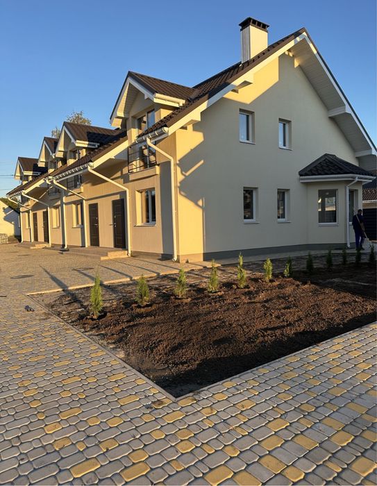 Таунхаус з виходом до озера;Лівий берег, с.Гнідин; на території басейн