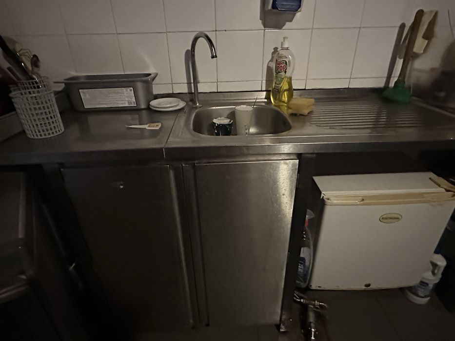 Bancada com estrutura em aço para café