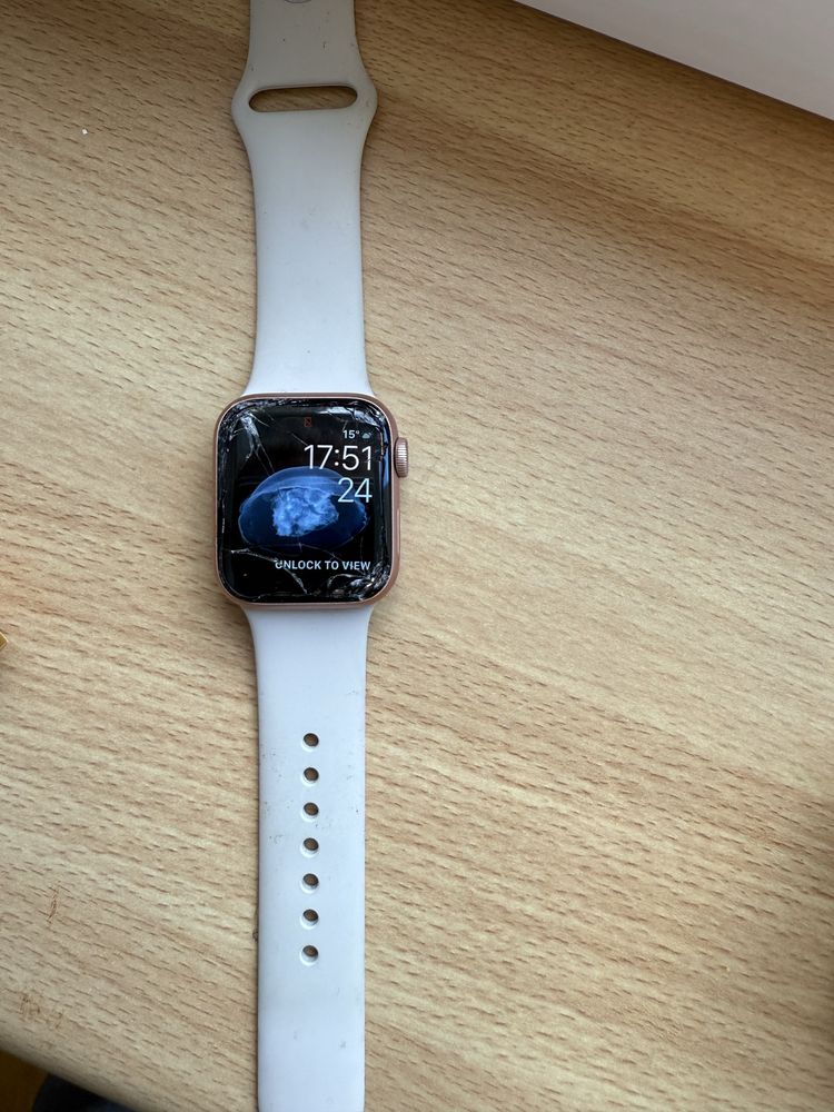 Apple Watch SE 40mm ze zbita szybka