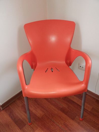 Cadeira laranja e cromada