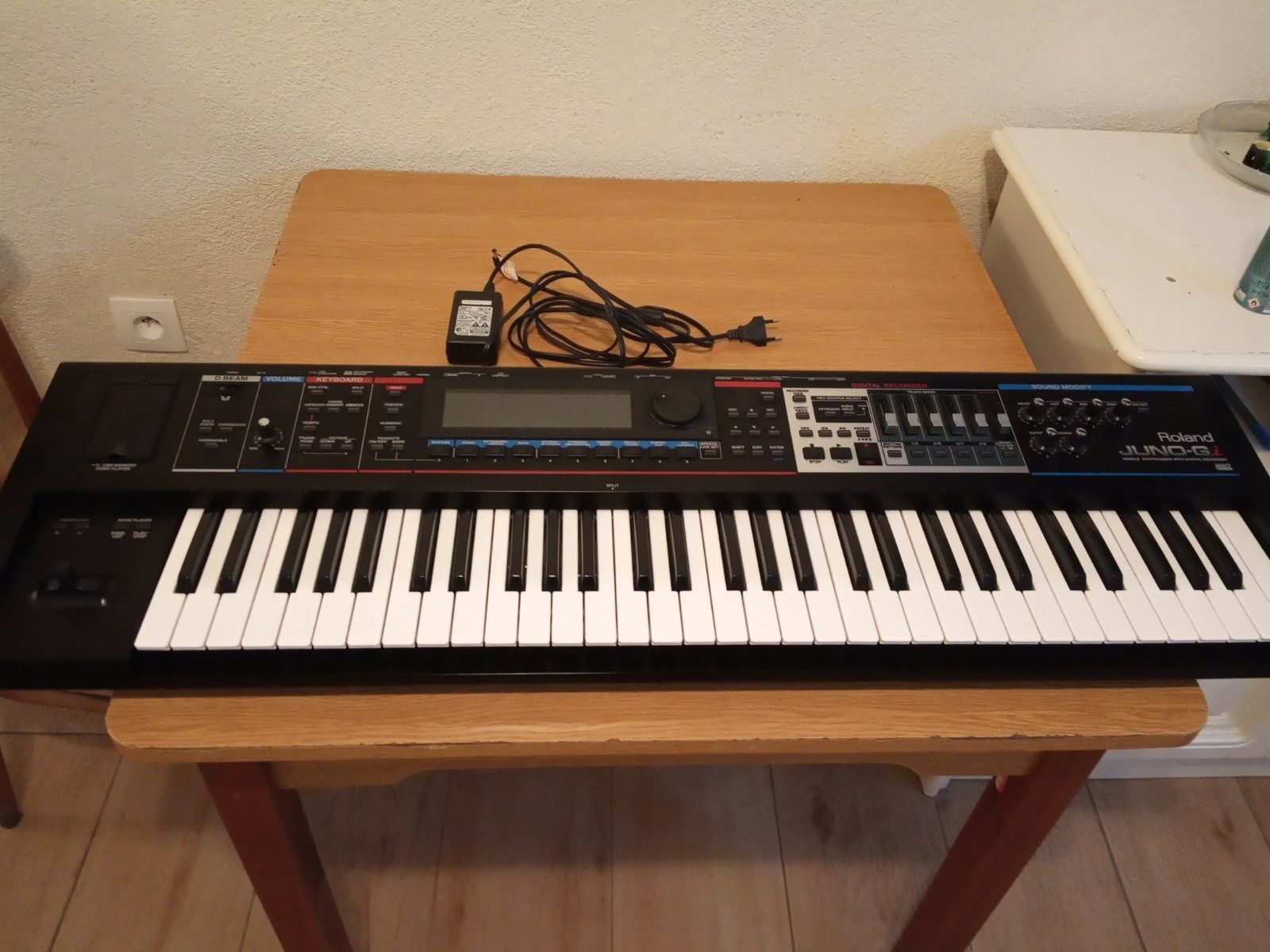 Продам Roland juno GI