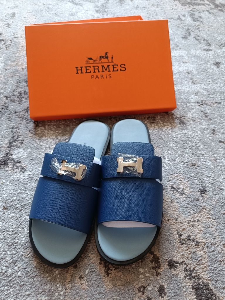 Шльопанці Hermes.