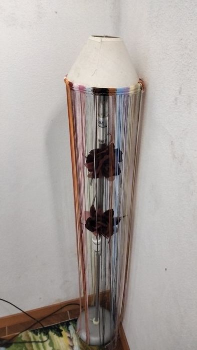 Candeiro com enfeitos e Rosas no centro