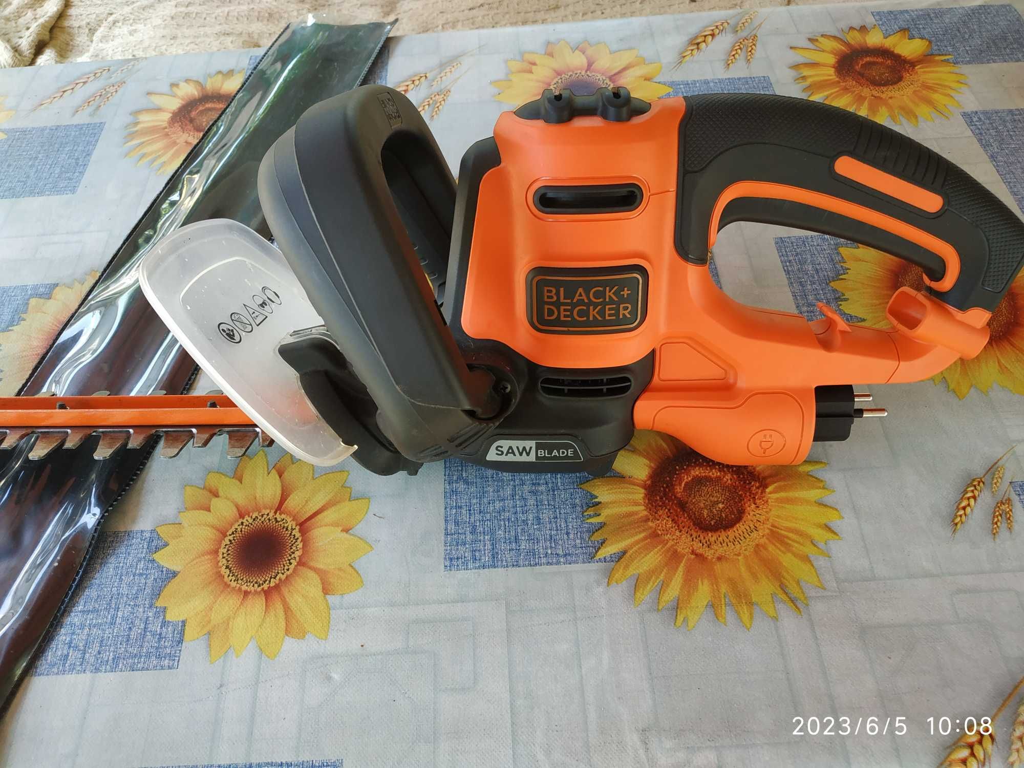 Кусторіз Black+Decker.