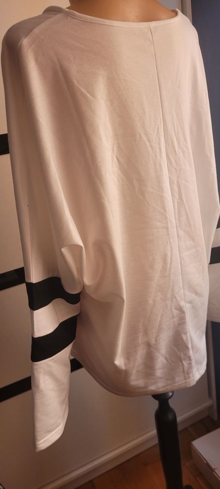 Bluza biała w kształcie V ,XL.Nowa.Polecam.