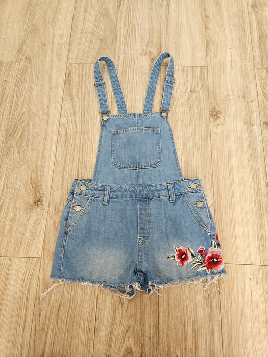 Ogrodniczki jeansowe Bershka krótkie spodenki kwiaty haftowane haftem