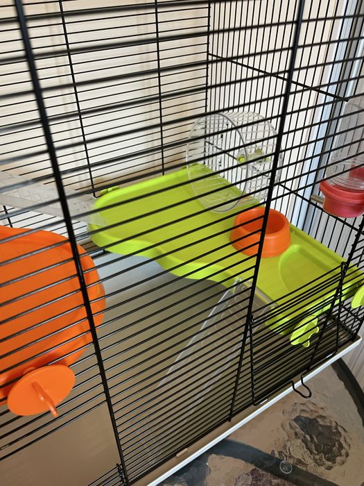 klatkę dla małych zwierząt.