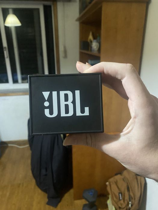 Coluna jbl go + carregador