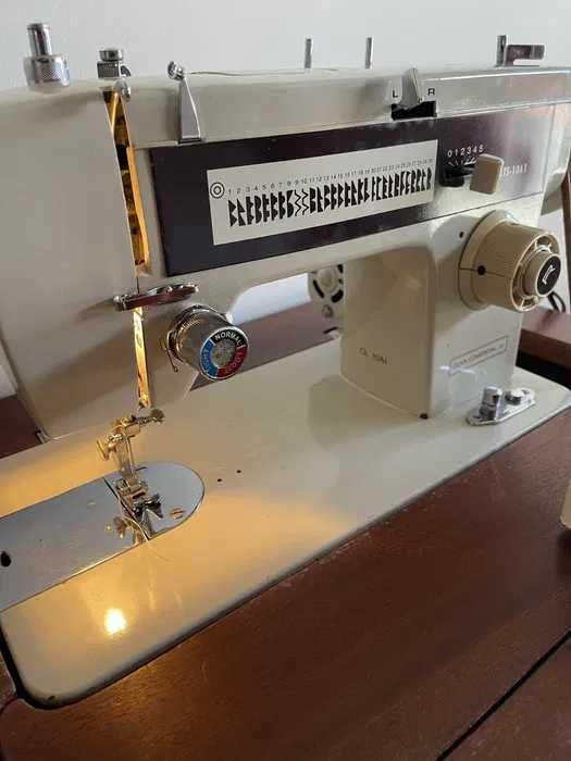 Máquina de Costura Oliva com móvel