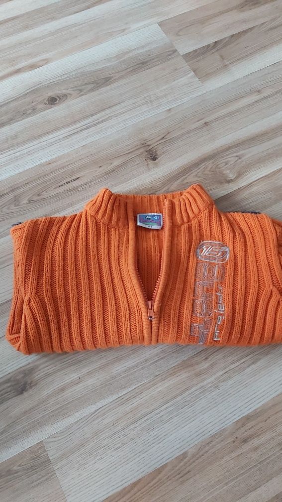 Firmowy sweter dla chłopca