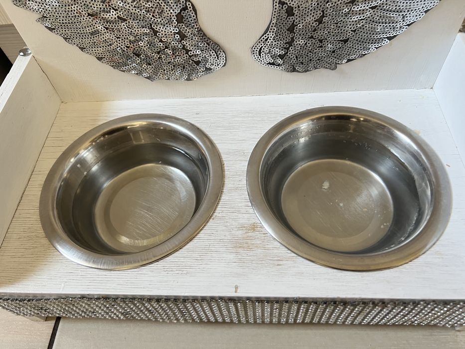 Bufet/miska dla pieska lub kotka biały z cyrkoniami i skrzydłami