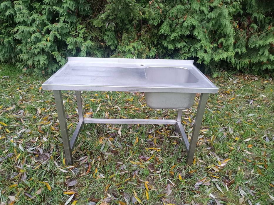 Stół ze zlewem, ze stali nierdzewnej.
