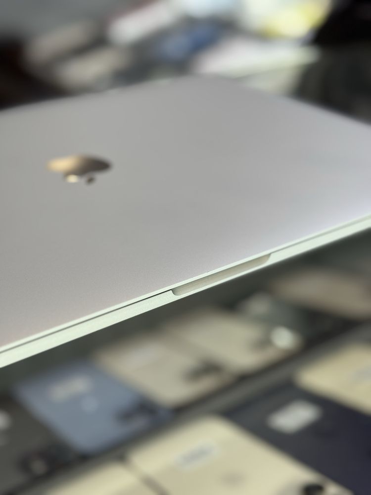 MacBook Pro 15 2018 i7/2.2GHz/Ram16Gb/ SSD 256gb Silver