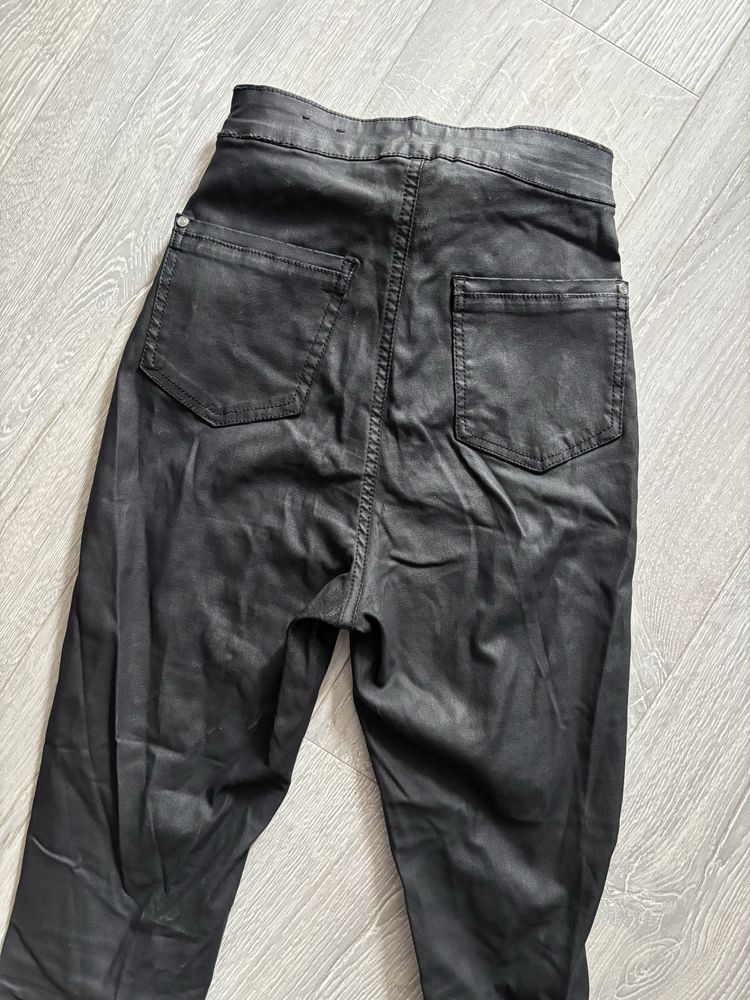 spodnie czarne woskowane skinny jeans rurki missguided XS 34 skórzane