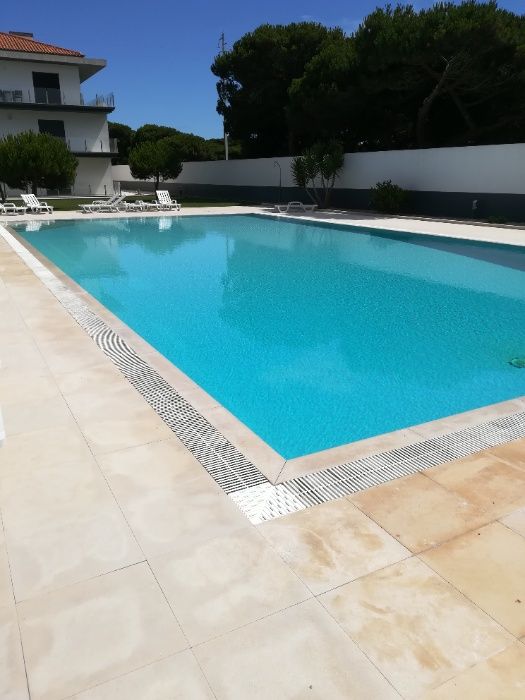 Apart. T1 em condomínio com Jardim e Piscina em S. Martinho Porto