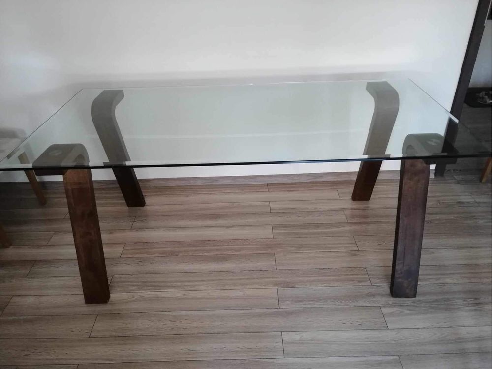 Szklany stół z drewnianymi nogami