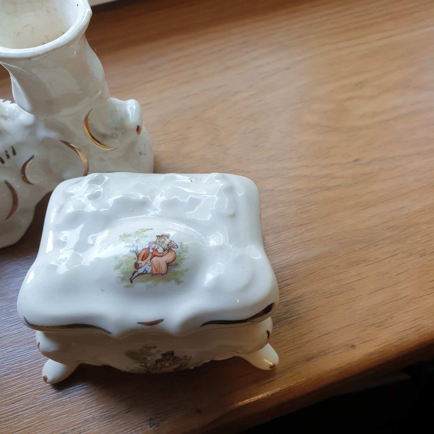 Sprzedam  świecznik i dwie szkatułk z porcelany i