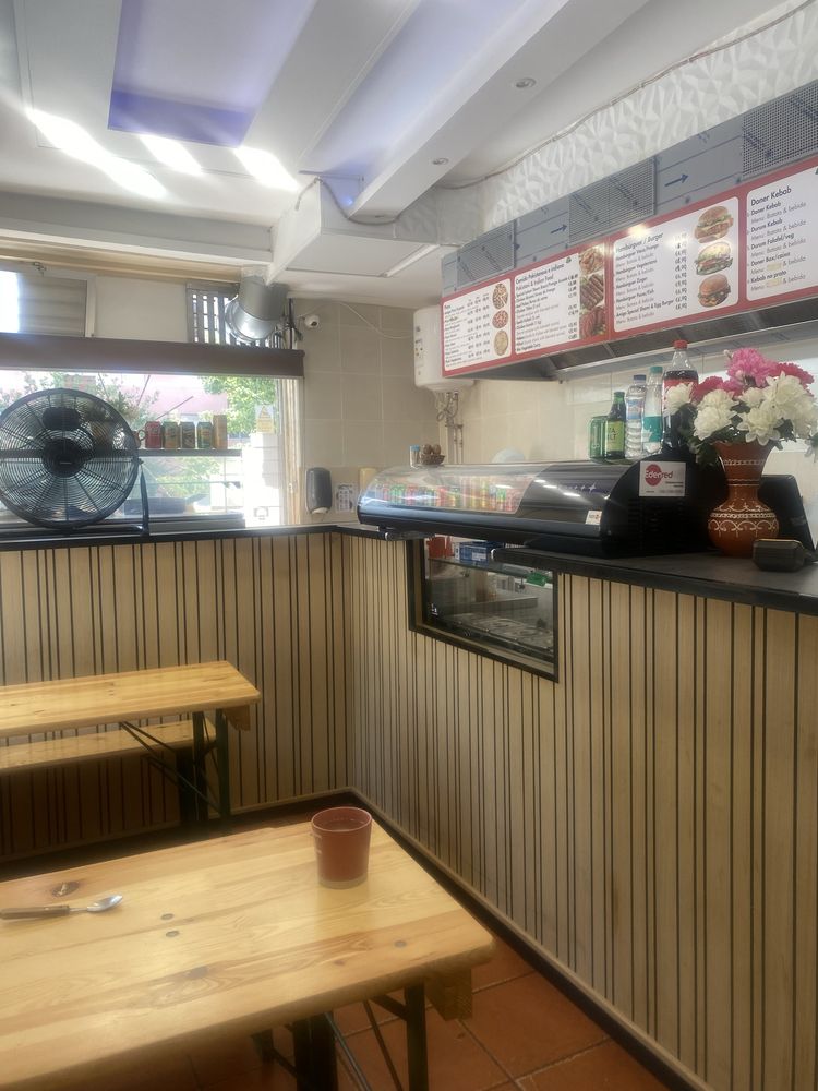vende doner kebab e restaurante no coração do Cacem (perto da estação)