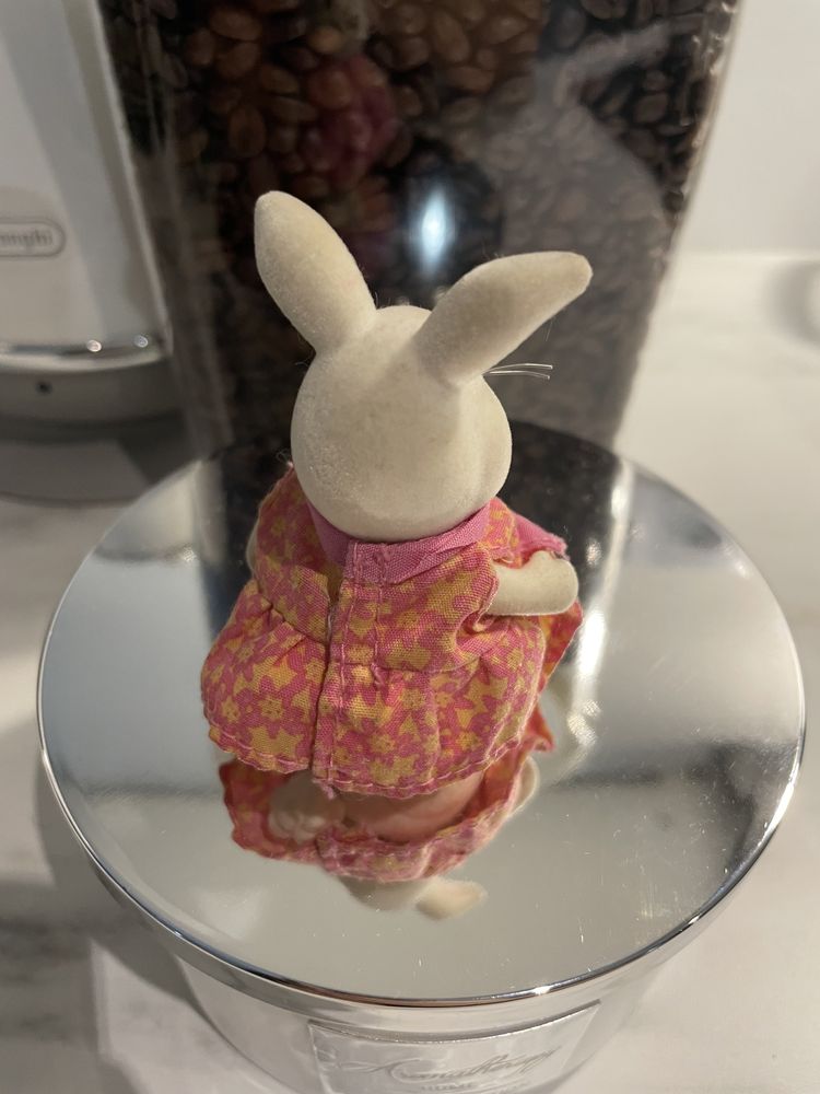 Figurka w ubranku królik