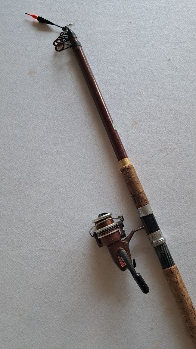Wędka Retro z kołowrotkiem, ok. 5 m, korkowa rękojeść