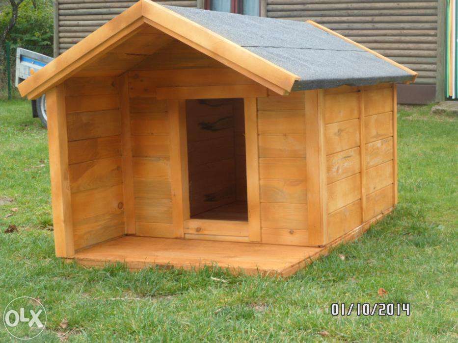 Buda dla psa z przedsionkiem.