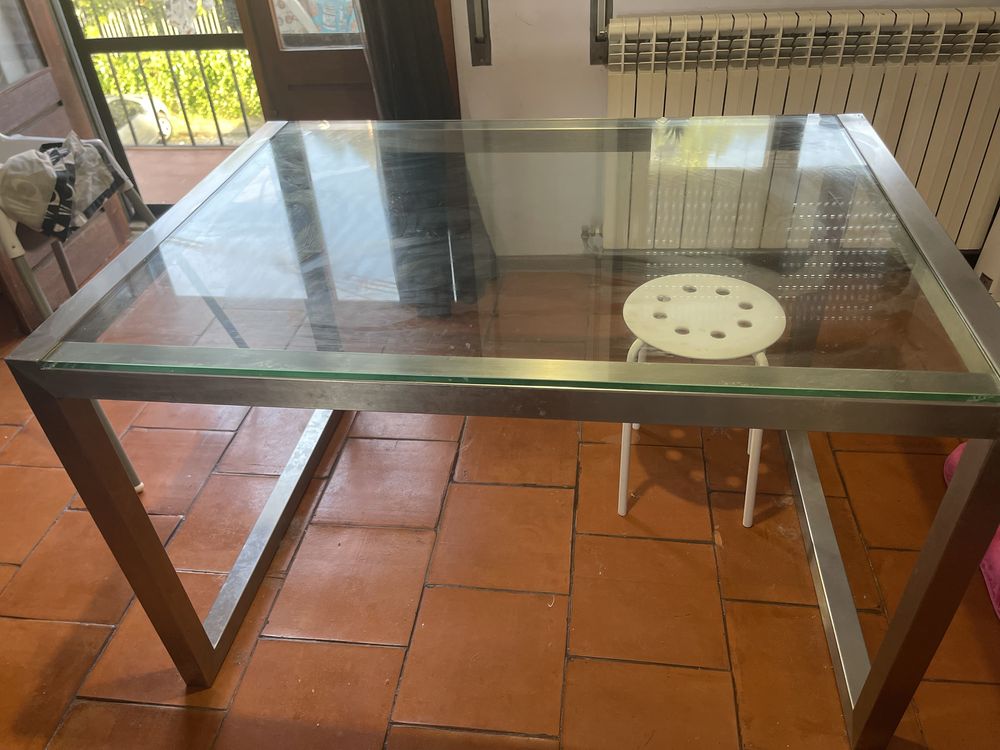 Mesa de jantar  em inox e com vidro temperado