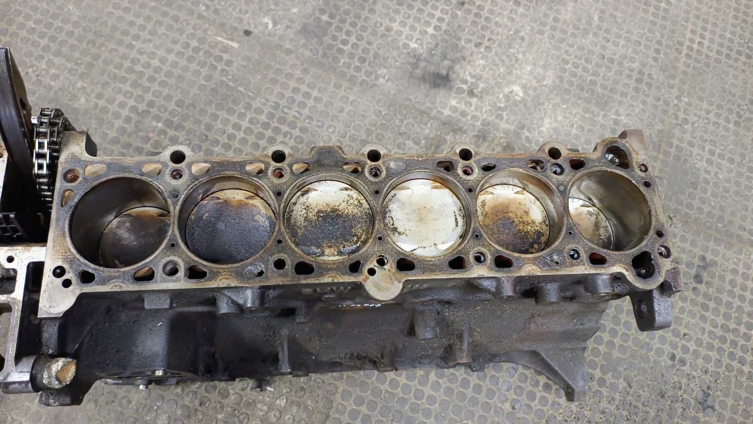 Низ двигуна BMW m50b25