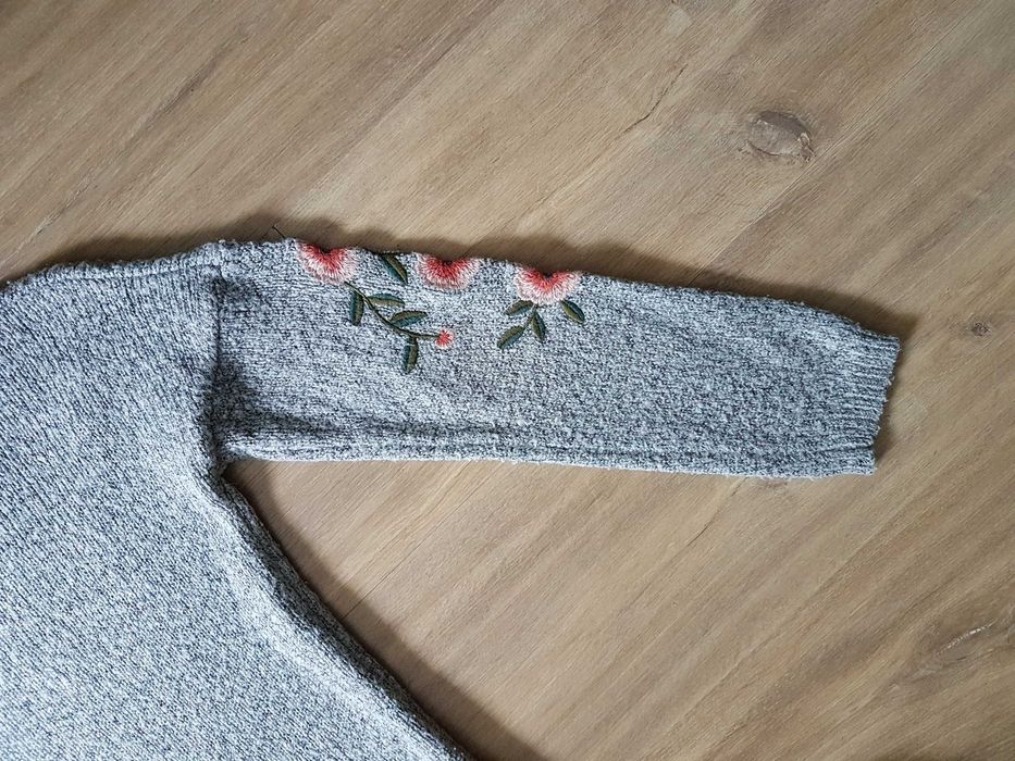 PRIMARK szary sweterek z kwiatkami i listkami roz. 140 9-10 lat