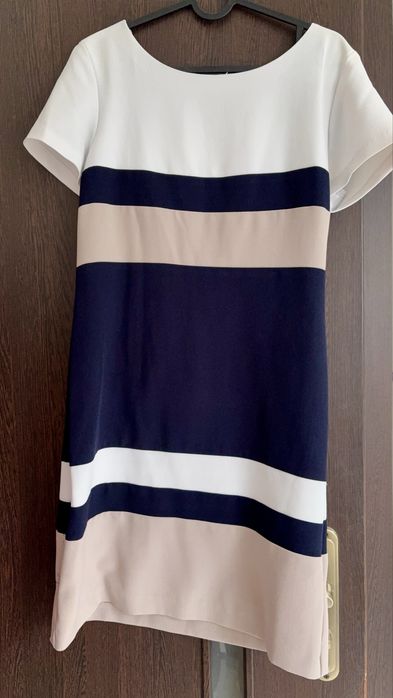 Wizytowa sukienka przed kolano.