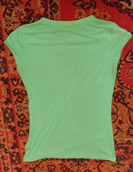 T-shirt damski z nadrukiem i cekinami