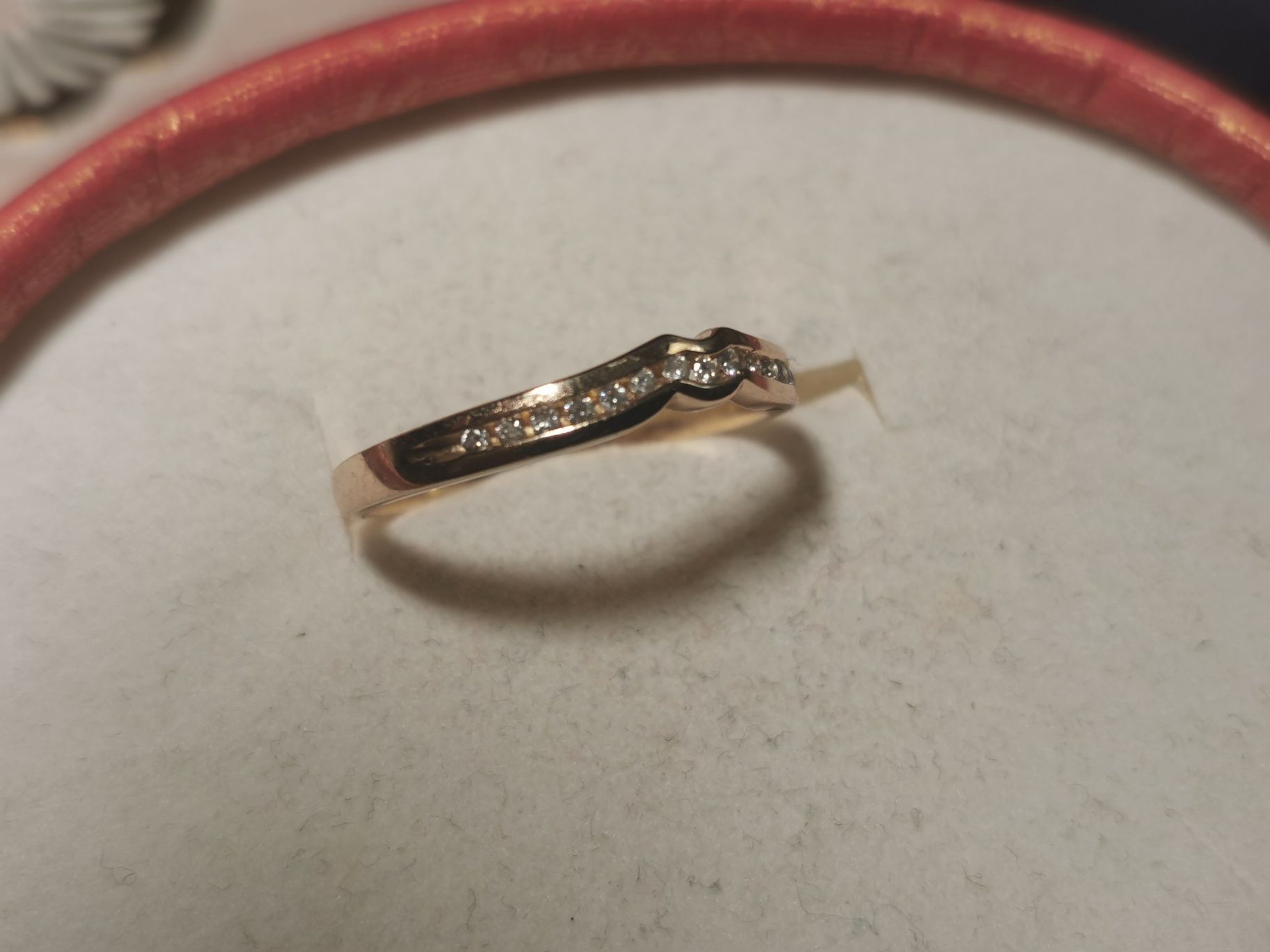 Złoty pierścionek wysadzany brylantami ok. 0.25 ct