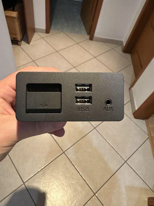 Entradas USB e MicroSD Rádio Mazda 2